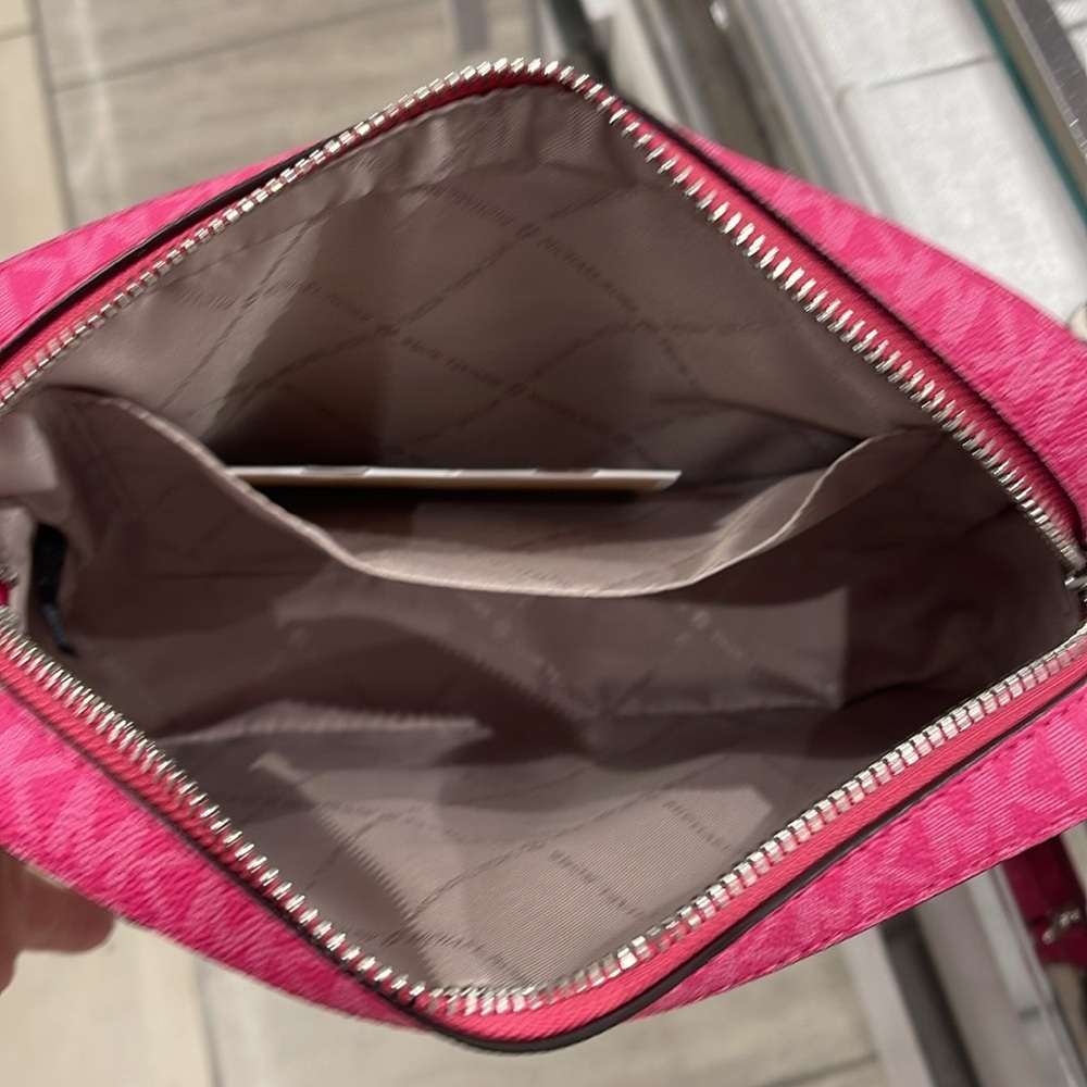 Michael Kors Jet Set Large Signature Logo Chain Crossbody Bag
Dragonfruit NWT - Picture 15 of 16